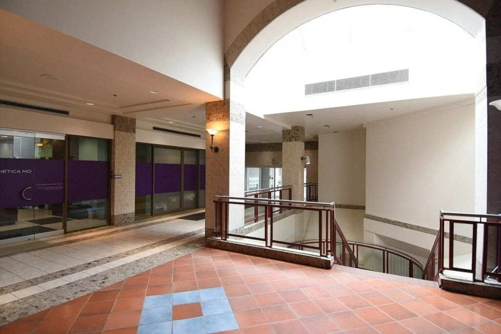 Hallway to Cosmetic Surgery Montreal Clinic